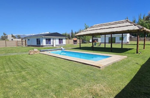 Las Compuertas Ski Chalet | Cabaña con pileta CLIMATIZADA y gran parque en Mendoza AZUL