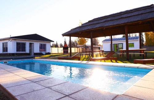 Las Compuertas Ski Chalet | Cabaña con pileta CLIMATIZADA y gran parque en Mendoza AZUL