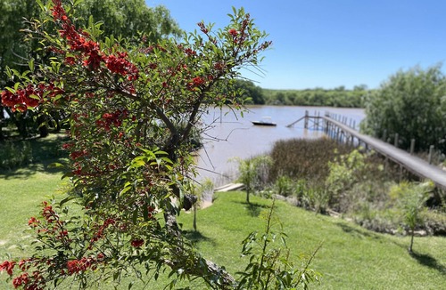 Partido de Tigre Cabin | Cabaña con Vista al Río. Playa y Muelle Privados