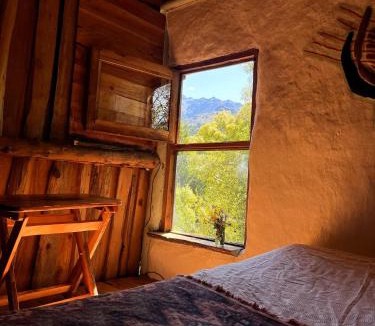 Cushamen Department Ski Chalet | Cabaña de barro con Bosque, rio, arte y apicultura