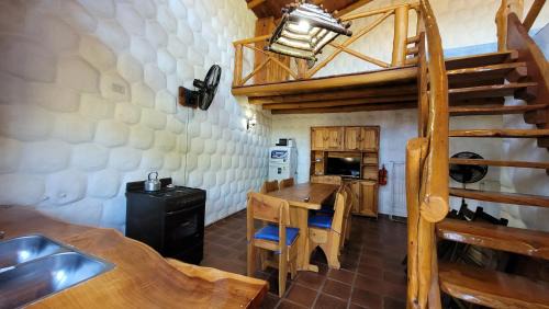 Huerta Grande House | cabaña de sierras- tronco piedra
