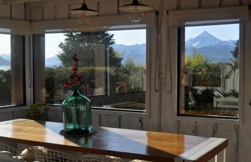 Junin de los Andes Ski Chalet | Cabaña frente al lago Huechulafquen y volcán Lanín