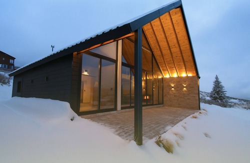 Las Lenas Cabin | Cabin with Mountain View 10'from Las Leñas