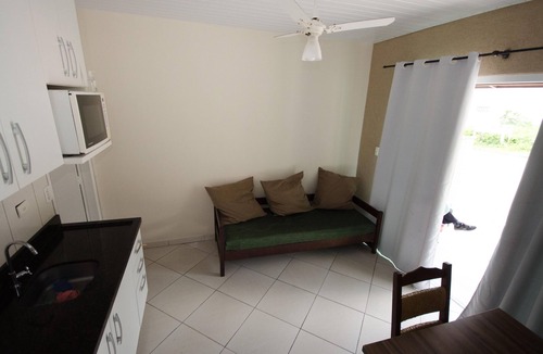 Zimbros House | . Cantinho de Zimbros - Bombinhas 2 bedrooms, air conditioning. 80 m from the beach.