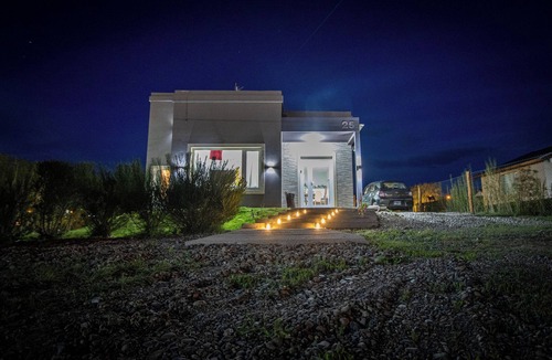 Macrozona Meseta Cerro Calafate House | Casa Abruzzo | Cozy Home, Garden, Excellent Heating & Andes Views