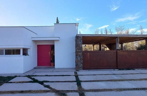 Maipu House | Casa alegre con chimenea interior