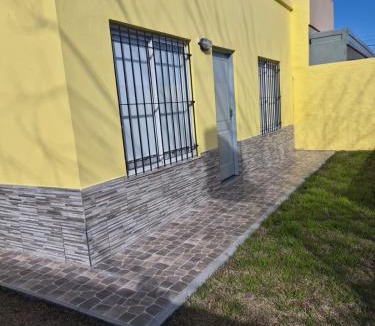 Gowland House | Casa Amarilla