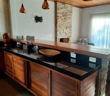 Vila Britania House | Casa com lareira e churrasqueira campos