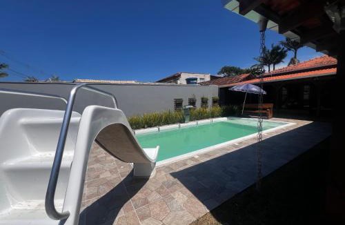 Barra do Itapocu House | Casa com piscina 500 metros da praia e Ponte Pensil