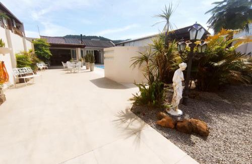 Centro House | Casa com piscina grande e churrasqueira!