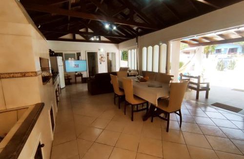 Centro House | Casa com piscina grande e churrasqueira!
