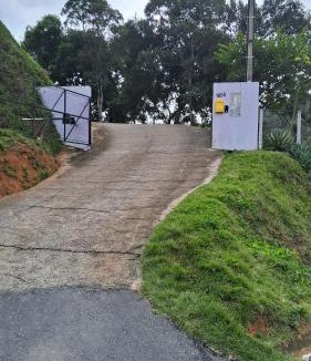 Poco Fundo Apartment | Casa com tres quartos e garagem