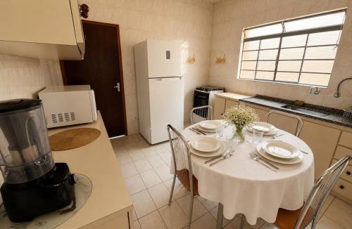 Ourinhos House | Casa com varanda, muito espaço, com vaga e ar