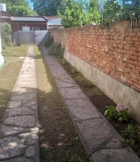 Villa Giardino House | Casa con pileta y excelente ubicación a una cuadra de la plaza principal en Villa Giardino