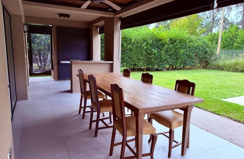 Pilar Centro House | Casa con piscina en Estancias del Pilar, 3 dormitorios, jardín y parrilla