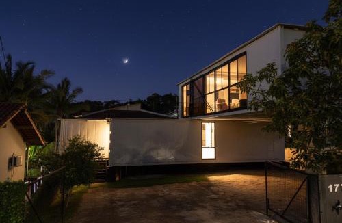 Itaipava House | Casa Container Moderna com Vista da Natureza em Itajaí