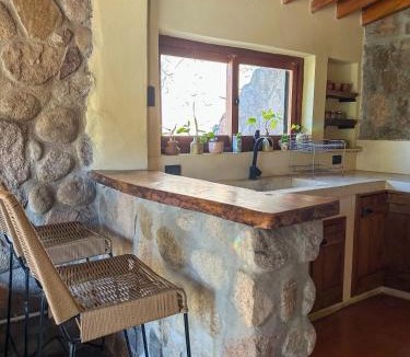 Las Rabonas House | Casa de piedra con jardin y pileta - privada