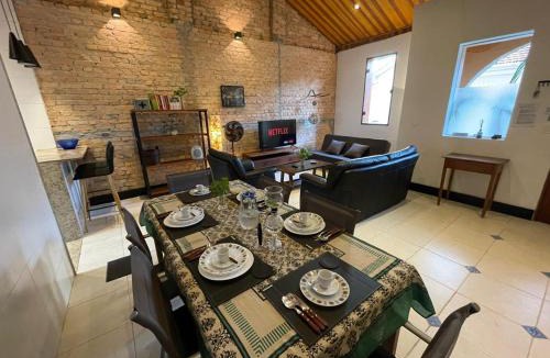 Pinheiros Villa | Casa de Tijolos com Churrasqueira Vila Fechada