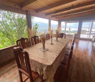 El Mollar House | Casa en la montaña con gran vista al valle y lago