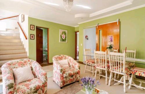 Vila Britania House | Casa espaçosa e aconchegante com lareira em Campos do Jordão