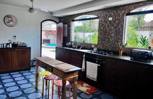 Praia Grande House | Casa Espaçosa no Canto do Forte com Piscina Privativa, Ar-Condicionado e Área de Lazer Completa