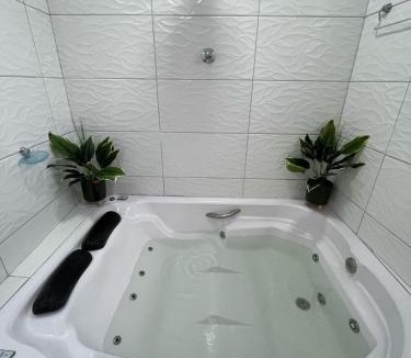 Tupi House | Casa Ferry Piscina Privativa e Hidro 300m da Praia