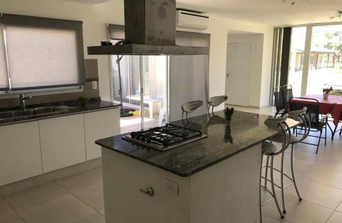 Almafuerte House | Casa frente al lago en barrio privado