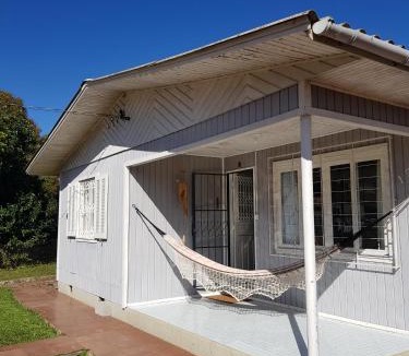 Cambara do Sul House | CASA FULL CENTRAL, 130m quadr, 9 Pessoas, Wi-Fi, 3 Qtos, Churrasqueira Interna, Cozinha-Sala Integrados, 2 Banheiros, Varanda, Jardim, Garagem Coberta 1 Carro, Estac Inter 3 Carros, Lareira de Alta Performance, Fogão de Ferro, Área nos Fundos
