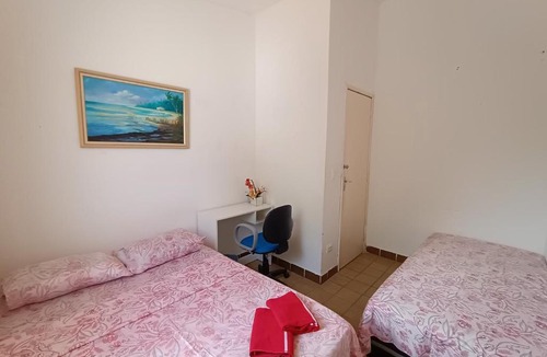 Campo Grande Hostel | casa jota quarto com cama de casal e ar wc compartilhado