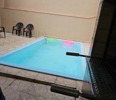 Jardim Real House | Casa Maravilhosa, Pé na Areia com Piscina, Área Gourmet com Churrasqueira em Deck Coberto Frente a Piscina, Mesa de Bilhar, 4 Quartos Confortáveis, Sendo 2 Suítes, Cozinha Americana e Sala de Jantar, Ampla Garagem para 6 Carros - Mercado na rua da Casa