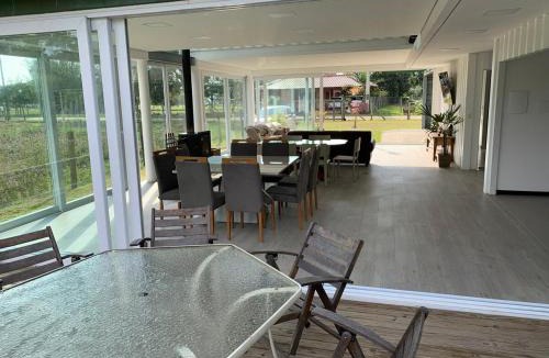 Praia do Rosa Villa | Casa no Rosa 200m from Surfland com quadra beach tennis