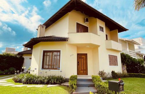 Jurere House | Casa Oásis | Jurerê | 400m do mar | 6 qtos com a/c