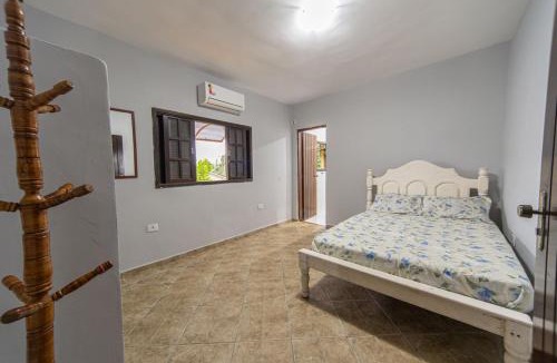 Indaia House | Casa para 15 com Churrasqueira e Ar a 35m da Praia