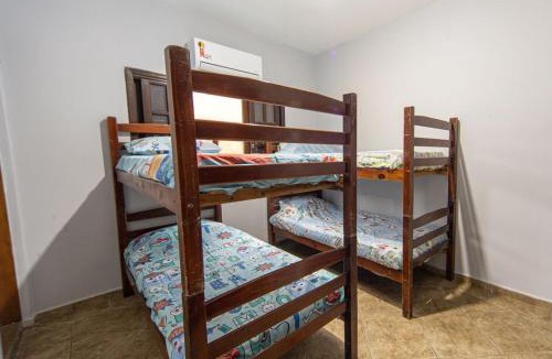 Indaia House | Casa para 15 com Churrasqueira e Ar a 35m da Praia