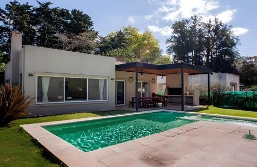 Del Viso Apartment | Casa privada con pileta climatizada, gran parque y parrilla en Pilar