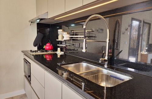La Cumbre House | Casita 2 blocks from Golf, and 4 blocks from downtown, pets allowed.