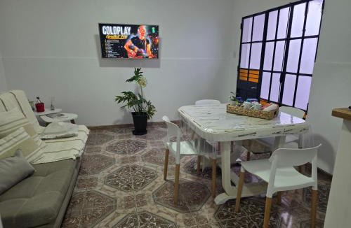 Nueve de Julio House | Casita Frondizi 628