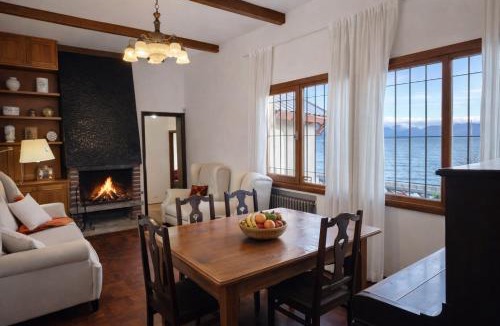 Centro House | Centrally located lakefront house