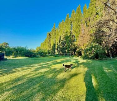 Comahue House | Chacra Los Cipreses - Casa completa con gran parque arbolado, 6 personas, entorno tranquilo