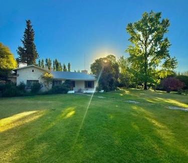 Comahue House | Chacra Los Cipreses - Casa completa con gran parque arbolado, 6 personas, entorno tranquilo