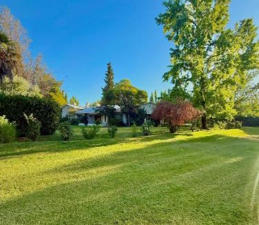 Comahue House | Chacra Los Cipreses - Casa completa con gran parque arbolado, 6 personas, entorno tranquilo