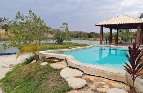 Jaboticatubas House | Chalé com hidromassagem e piscina com cascata natural defronte Lagoa Lagoa na Serra do Cipó