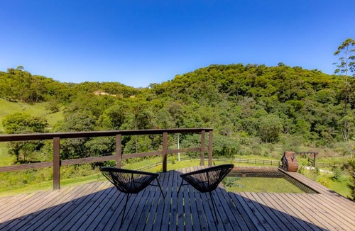 Sao Pedro de Alcantara Ski Chalet | Chale Alcantara Jacuzzi, Lareira e Deck com Vista