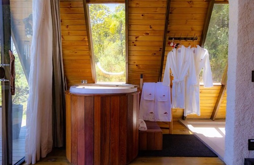 Sao Pedro de Alcantara Ski Chalet | Chale Alcantara Jacuzzi, Lareira e Deck com Vista