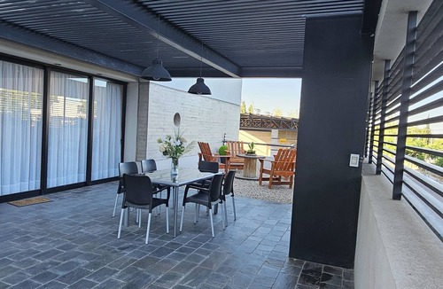 Villa Nueva Apartment | Charming 2-bedroom apartment in fabulous Mendoza close to shopping center.