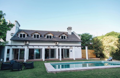 Chacras de Coria House | Comfortable house with swimming pool and garden in warehouse area
