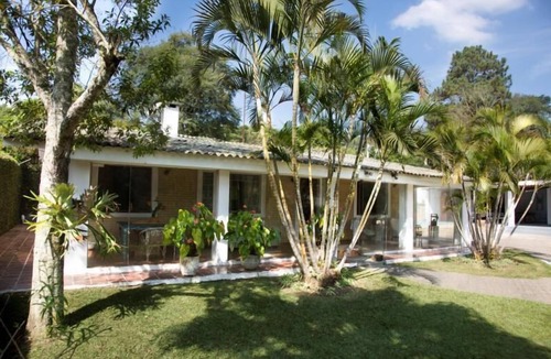 Cotia House | Country house in Cotia - São Paulo, gated community, cozy, 45 min from São Paulo.