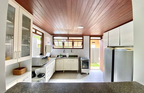 Jenipabu House | Cozy 4-bedroom house in Guarajuba with pool, 200m from the beach, in a gated community.