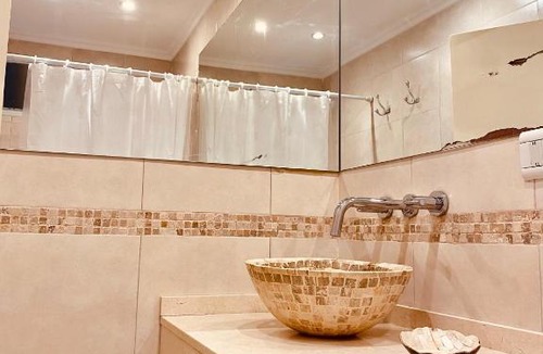 San Juan Apartment | Departamento amplio, muy bien ubicado, dos ambientes, separado cocina y baño, el barrio no es lindo pero las instalaciones perfectas y li