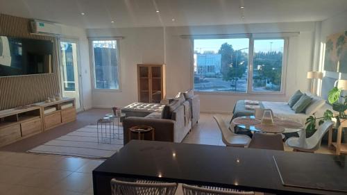 Nordelta Apartment | Departamento loft con balcón con vistas parciales a la bahia